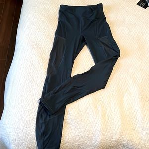 LULULEMON runners leggings. Size 2. Gorgeous color. Worn once